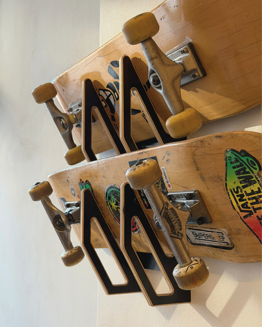 Schwarze Wandhalterung für 2 Skateboards