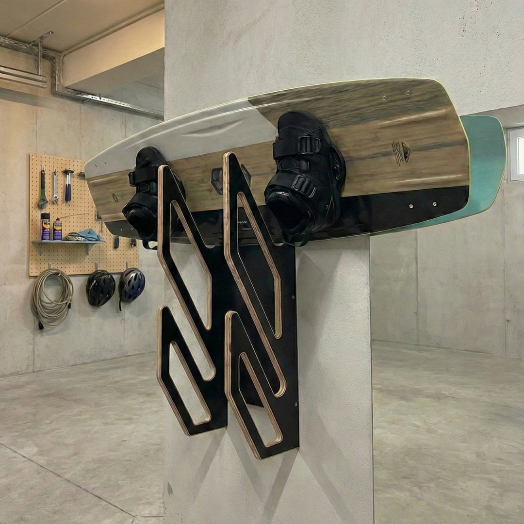 Schwarze Wandhalterung für 2 Wakeboards