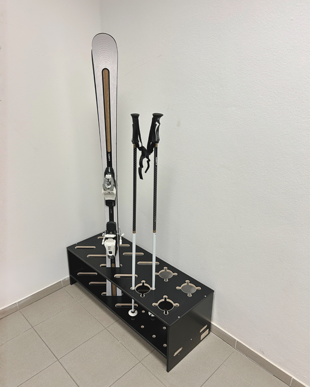 Kombinierter Skiständer für Ski und Stöcke