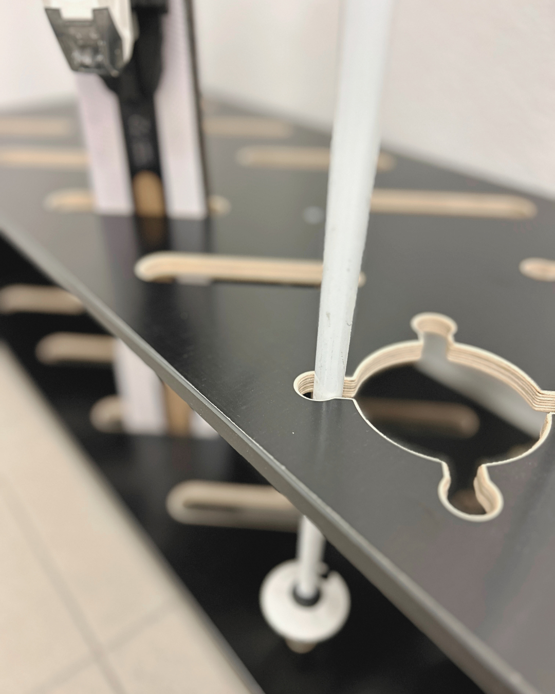 Kombinierter Skiständer für Ski und Stöcke