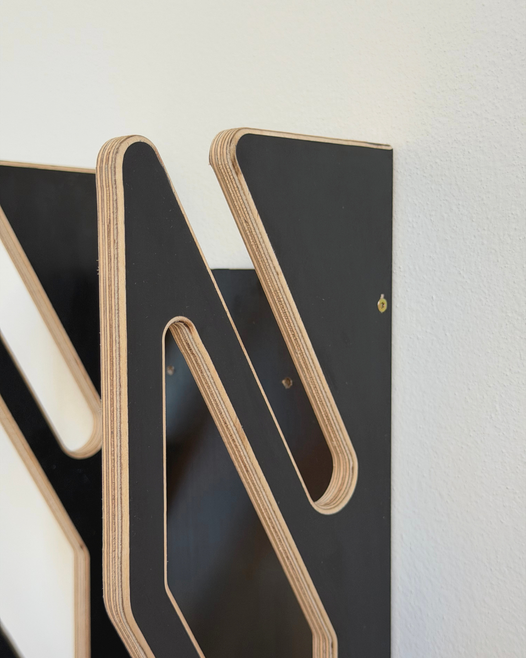 Schwarze Wandhalterung für 2 Skateboards